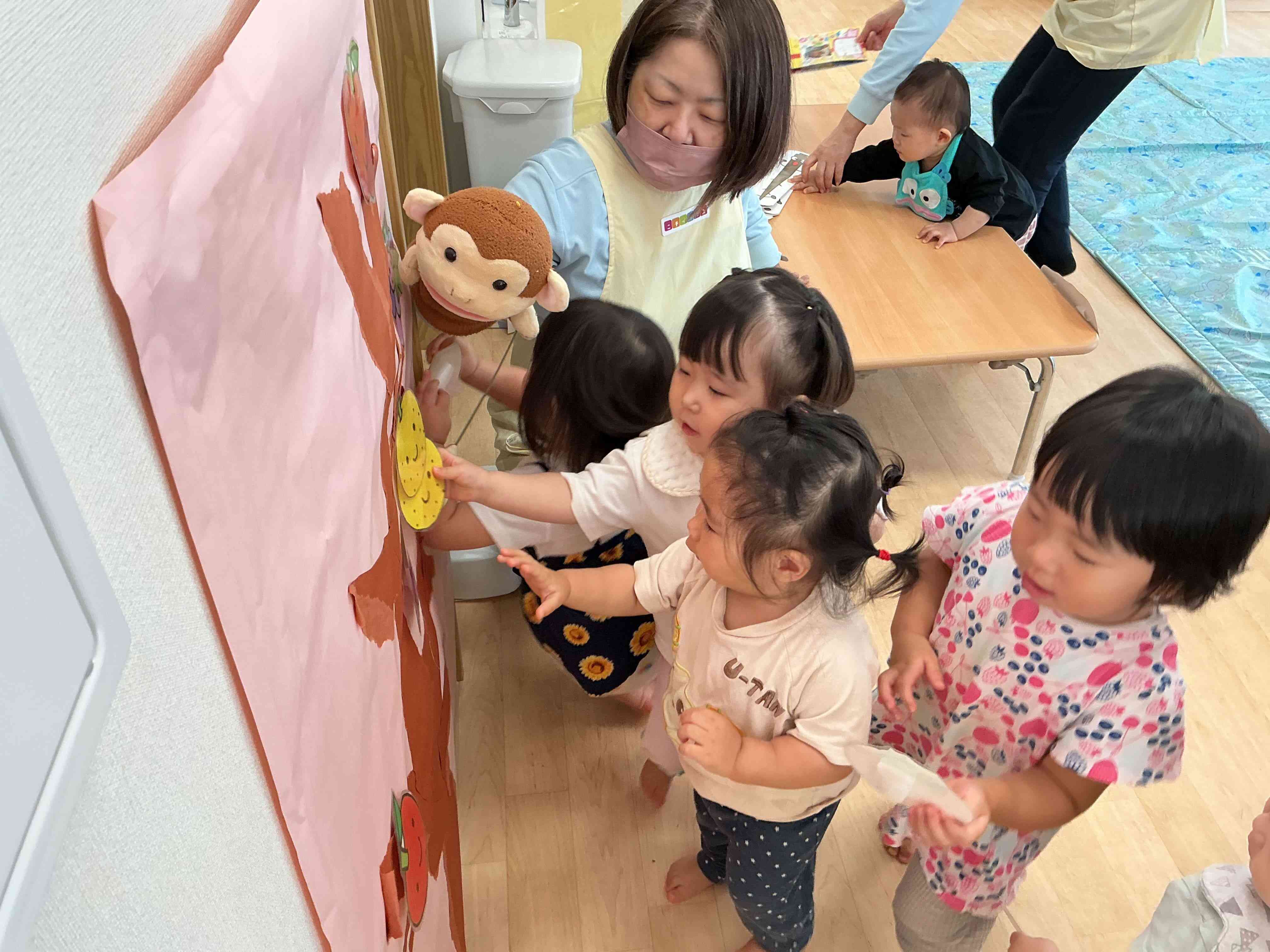 果物をペタペタ・・・