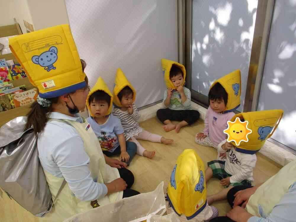 地震の避難訓練もしました。上手にかぶってました！