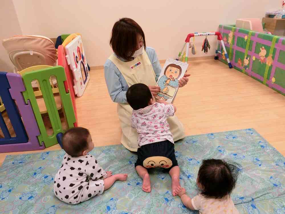 ひよこ組さんは絵本を見ています！
