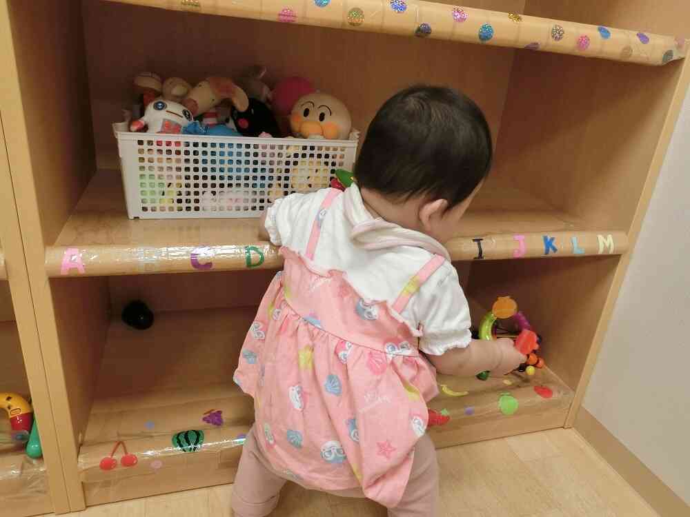 つかまり立ちでおもちゃ選び♪