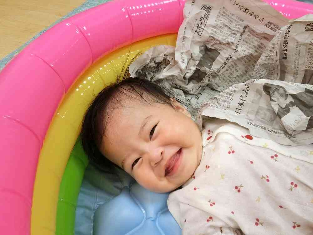 ひよこ組は新聞紙遊びをしました。