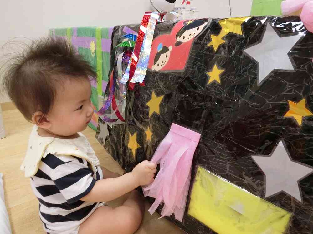 ひよこ組さんも、お部屋で七夕を楽しみましたよ♪