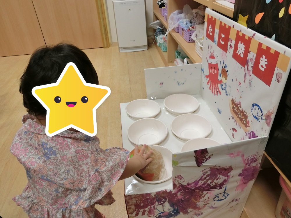 ひよこ組のお友だちも、大きなたこ焼きのボールが気になって遊んでいましたよ！