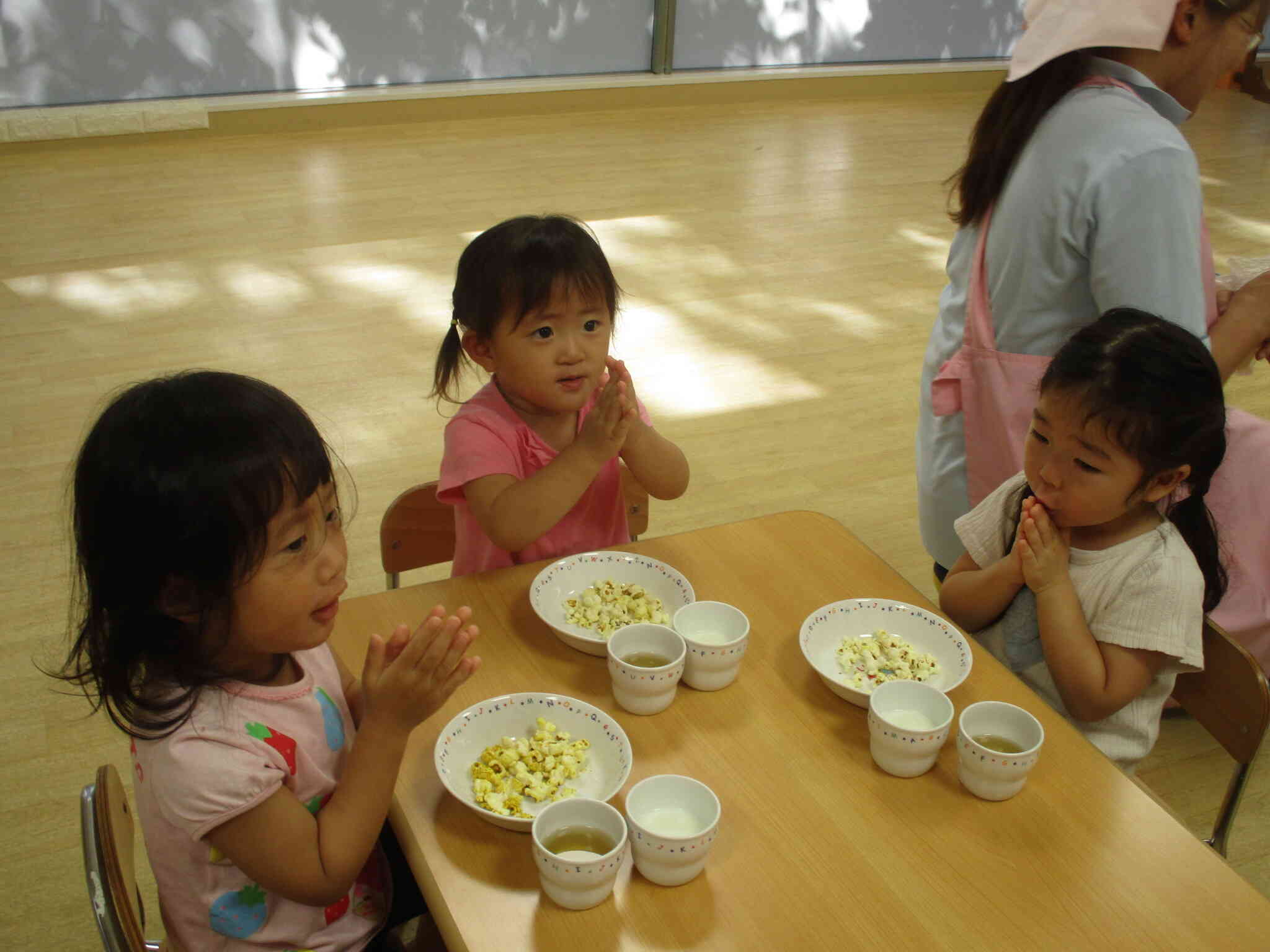 みんなでいただきます！！「おいしい！」とお友だちと先生と楽しそうな子どもたちでした♪