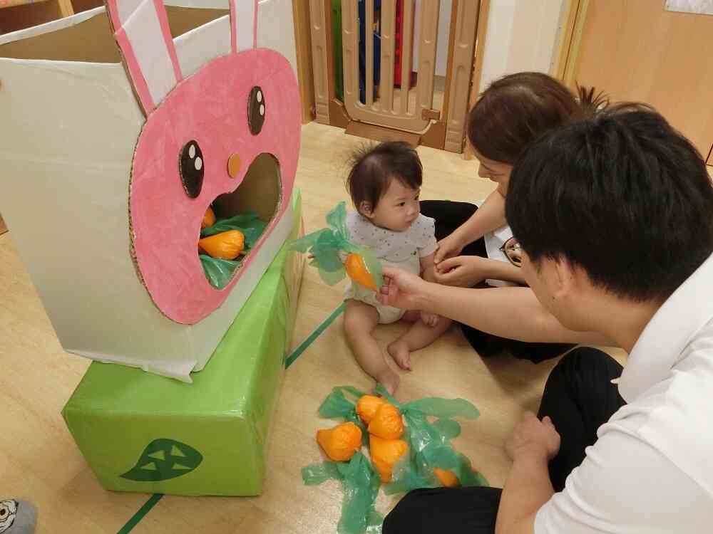 にんじん持って、がんばって入れるぞ！　