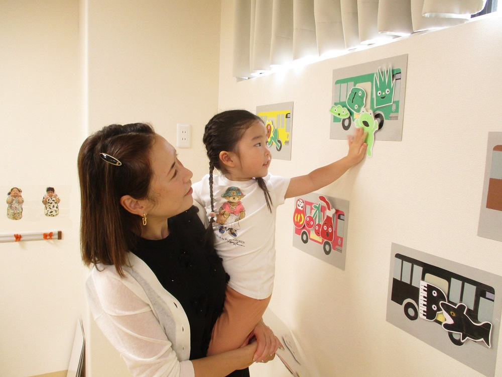 「緑の仲間は緑のバスに貼るんだよ」だっこありがとう！