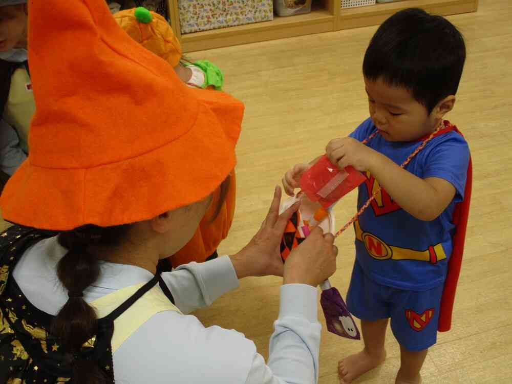 あひる組さんもトリックオアトリート♪もらったお菓子を詰め詰め！