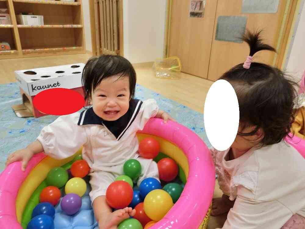 ひよこ組さんはボールプールを満喫中♪