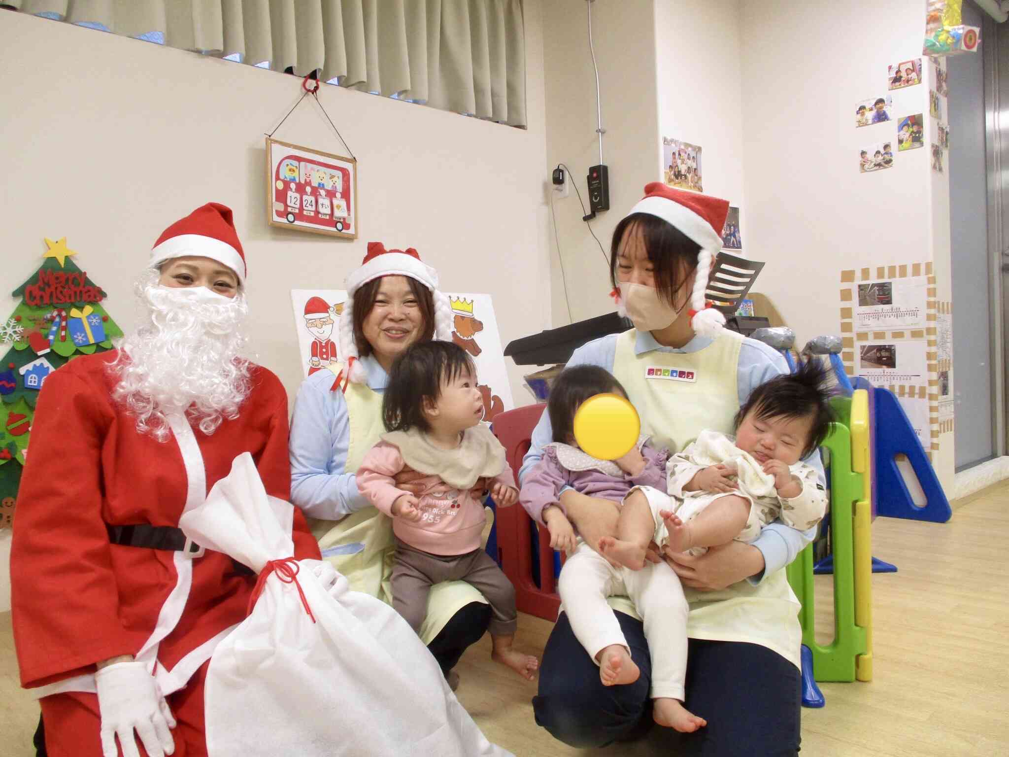 サンタさんと記念撮影☆（ひよこ組）