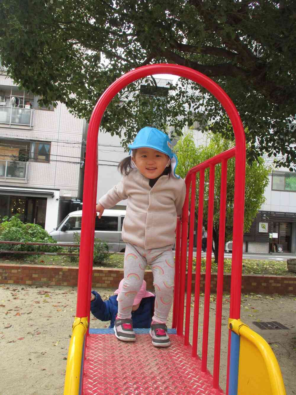 滑り台の頂点に到着！