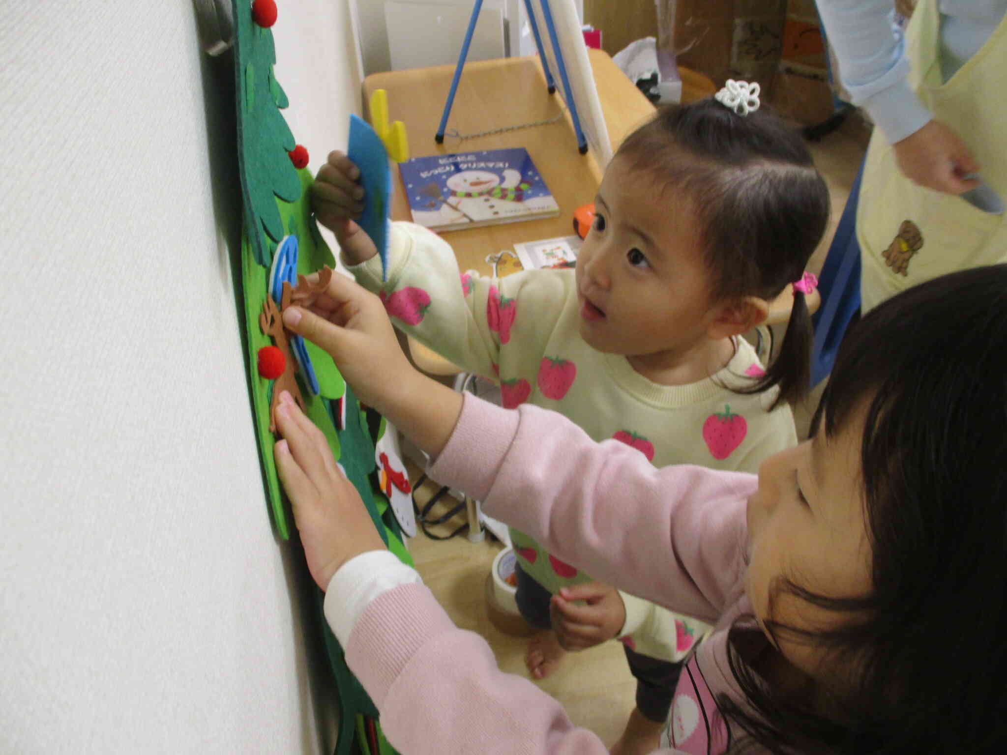 ツリーに飾り付け☆