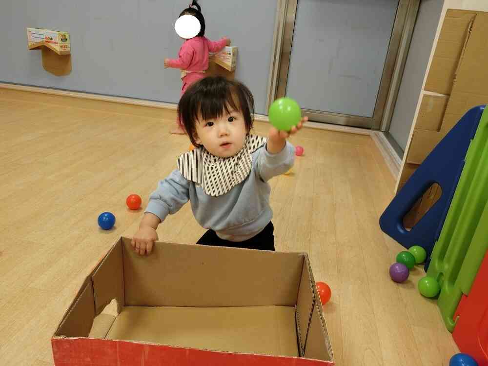 ボール取れたよ！はい、どうぞ♪