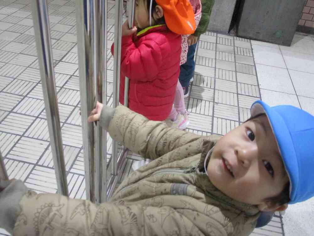 早く電車来ないかな♪