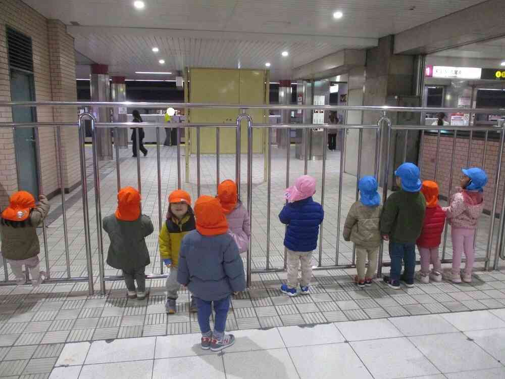 電車が通るまで見守るよ！