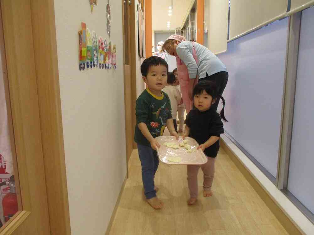 給食室まで持っていくぞ！