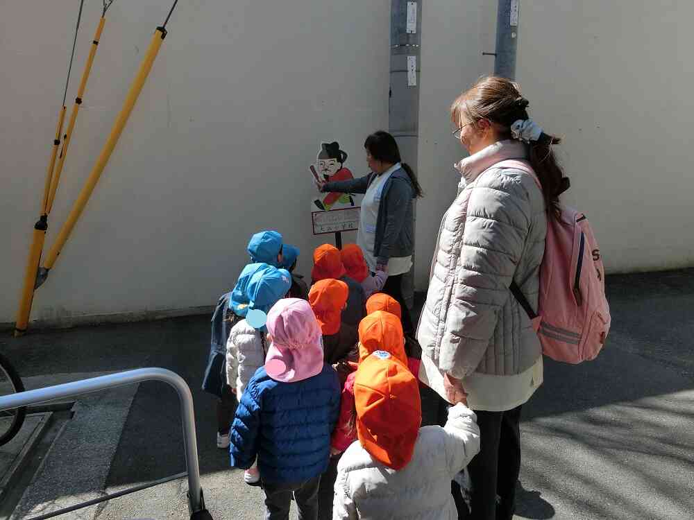 曲がり角に発見！誰だろう？