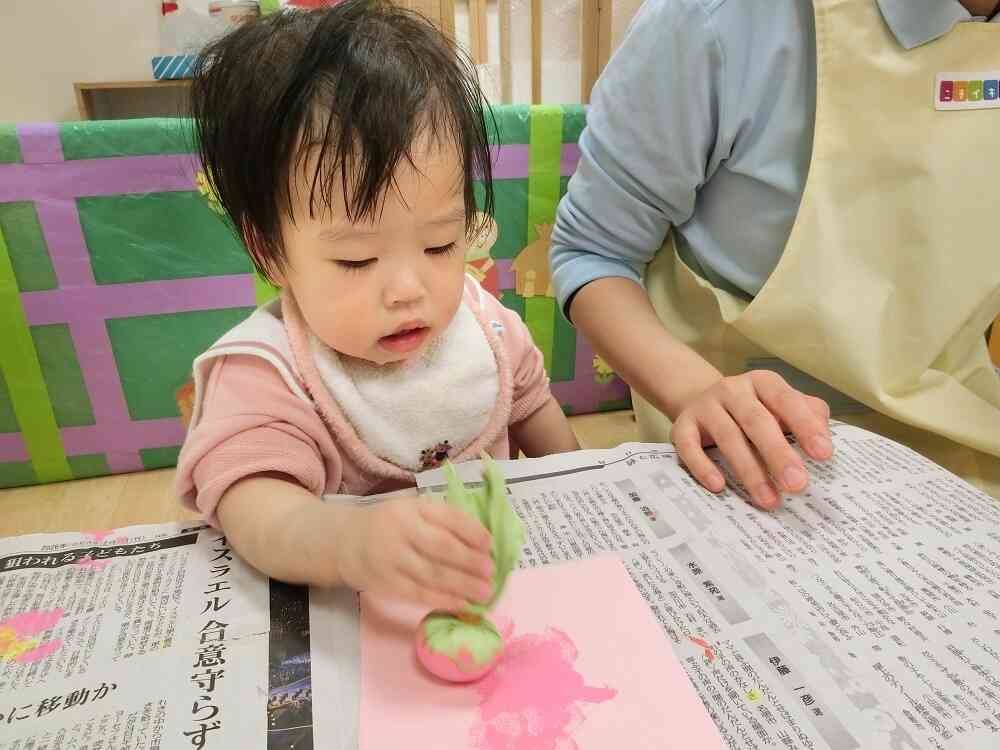 画用紙にペッタン☆