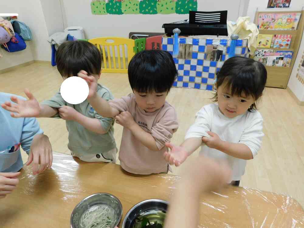 お洋服が濡れないようにしっかり腕をまくって…