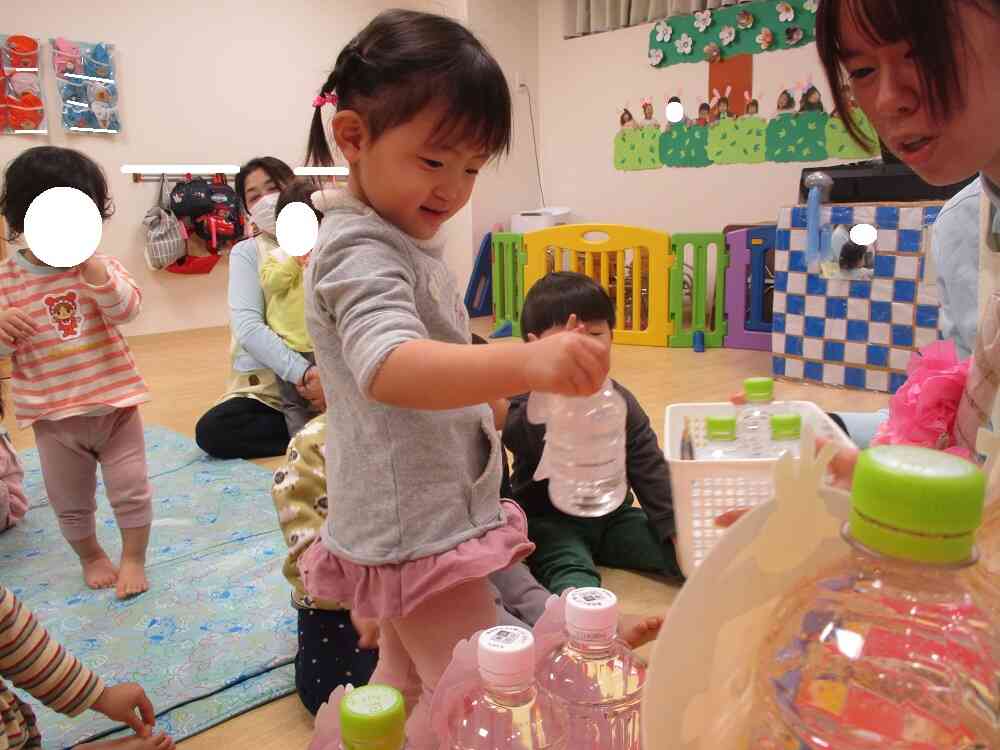 うさぎ組さんは、少し難しそうな三人官女や五人囃子の飾り付けをしたよ！