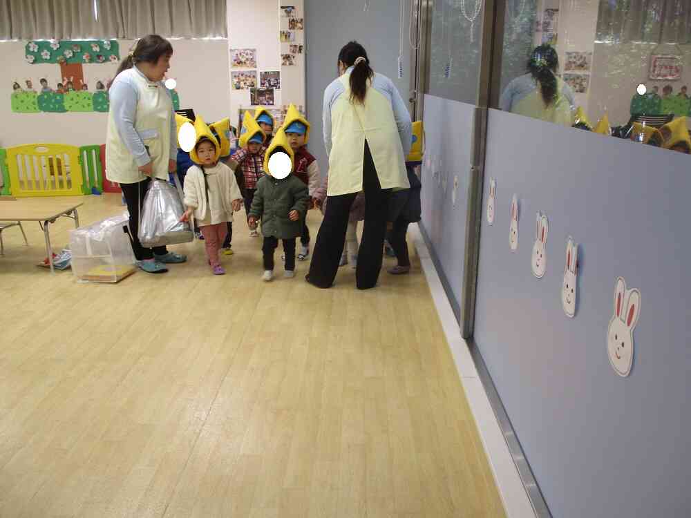 玄関まで静かに歩いて向かいました。