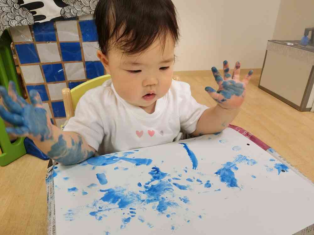 ひよこ組さんも一緒に絵の具の製作を楽しんだよ♪