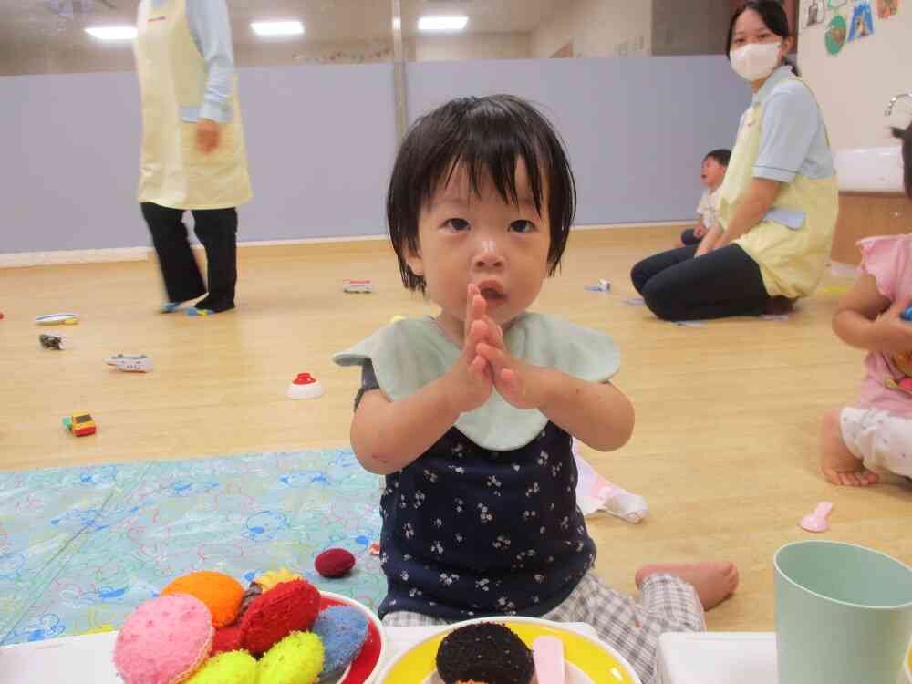 おままごとで「いただきます」上手にできたね。
