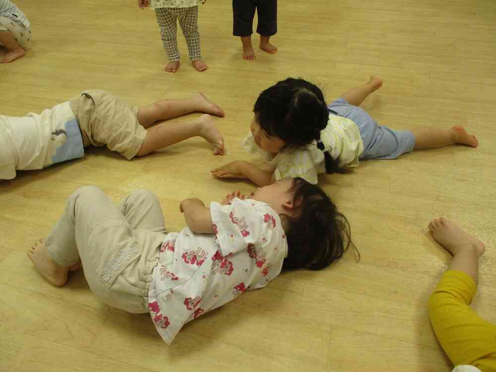 「どんぐり、どんぐりこ～ろころ♪」