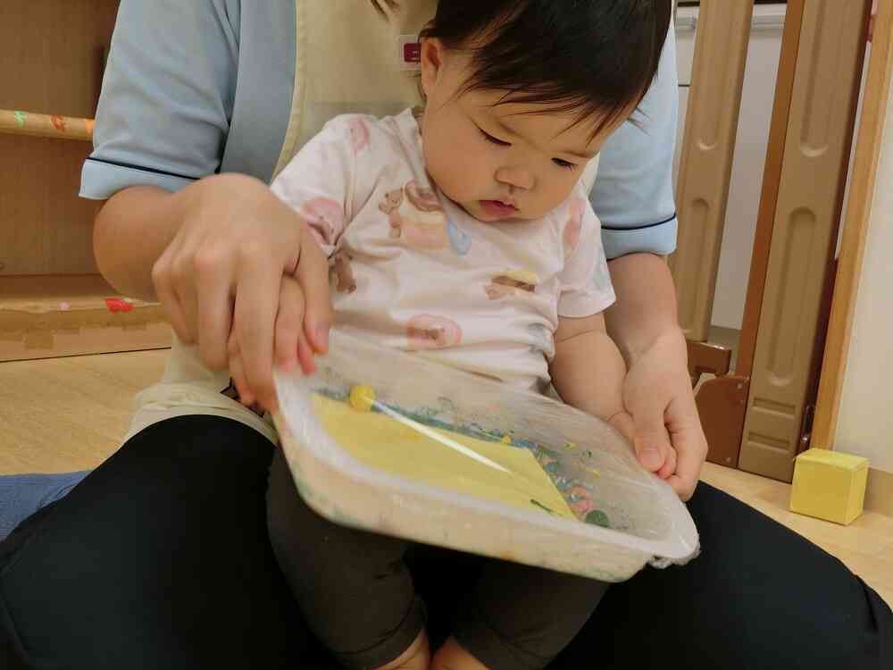 ビー玉の動きに見入ってますね