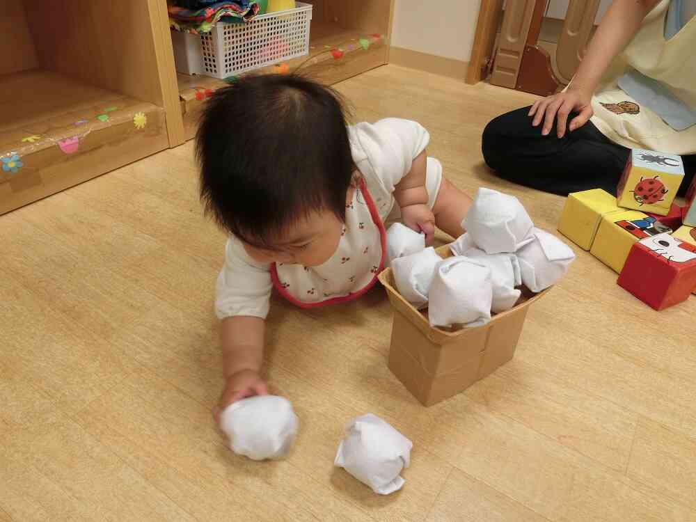 ひよこ組さんも、ボールのお団子でお月見遊びをしたよ♪