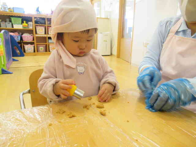 ひよこ組さんもクッキングにチャレンジ！
