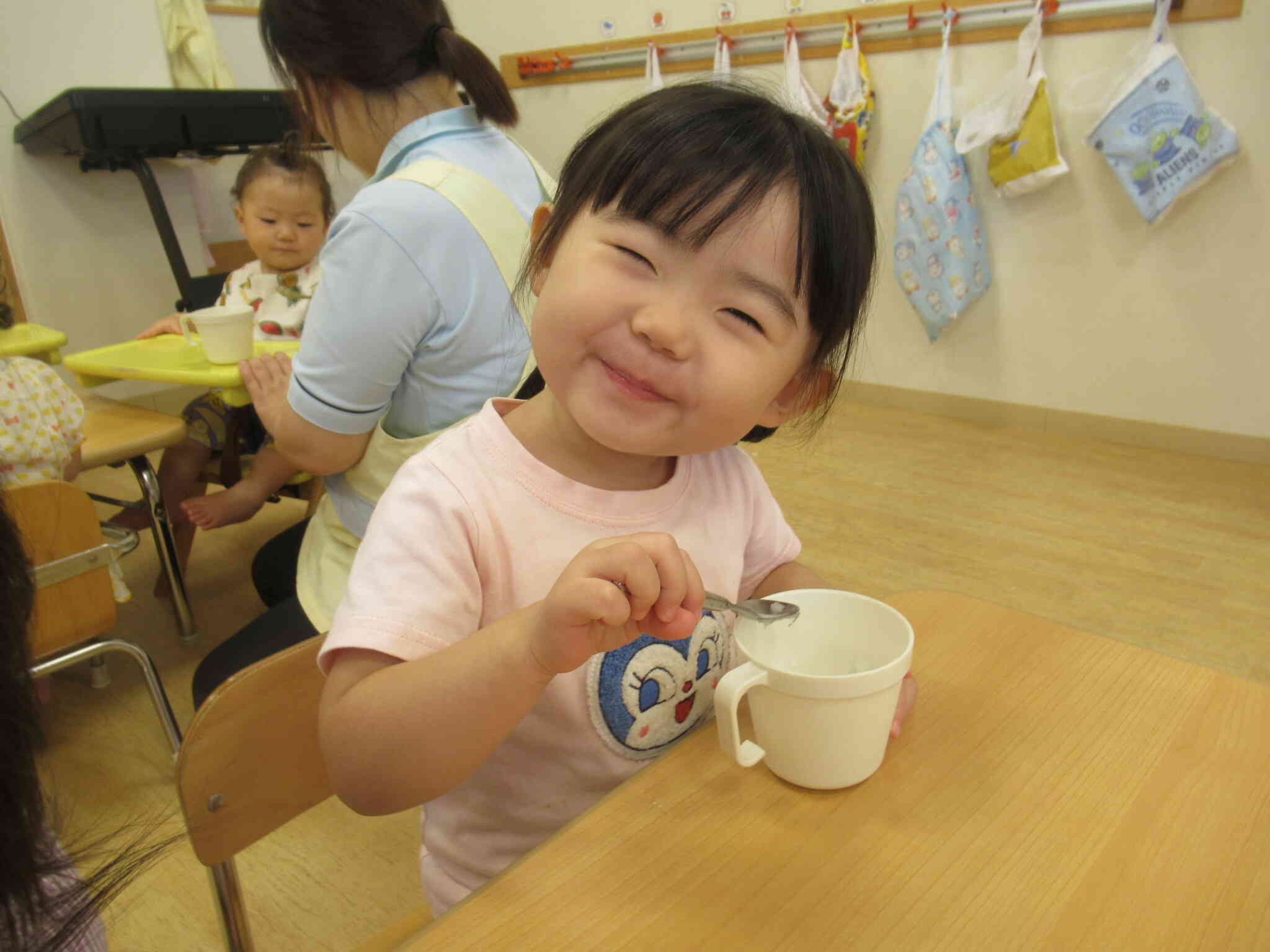 今度は本物のかき氷に「美味しい！」と笑顔のお友だちです。