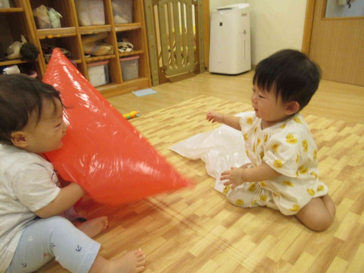 風船遊び(0歳児)