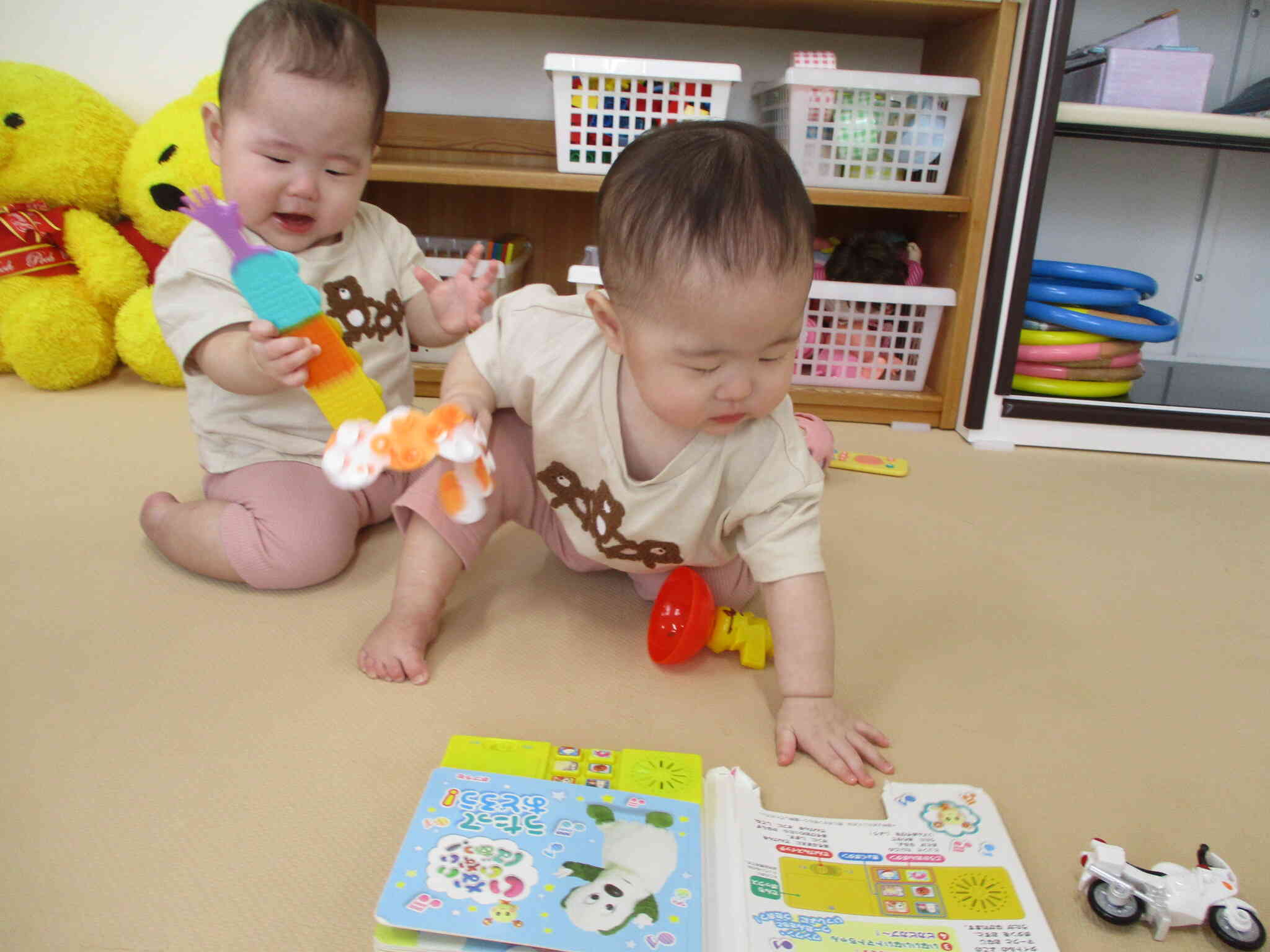 うたが止まると気が付いて鳴らしながら遊びます！