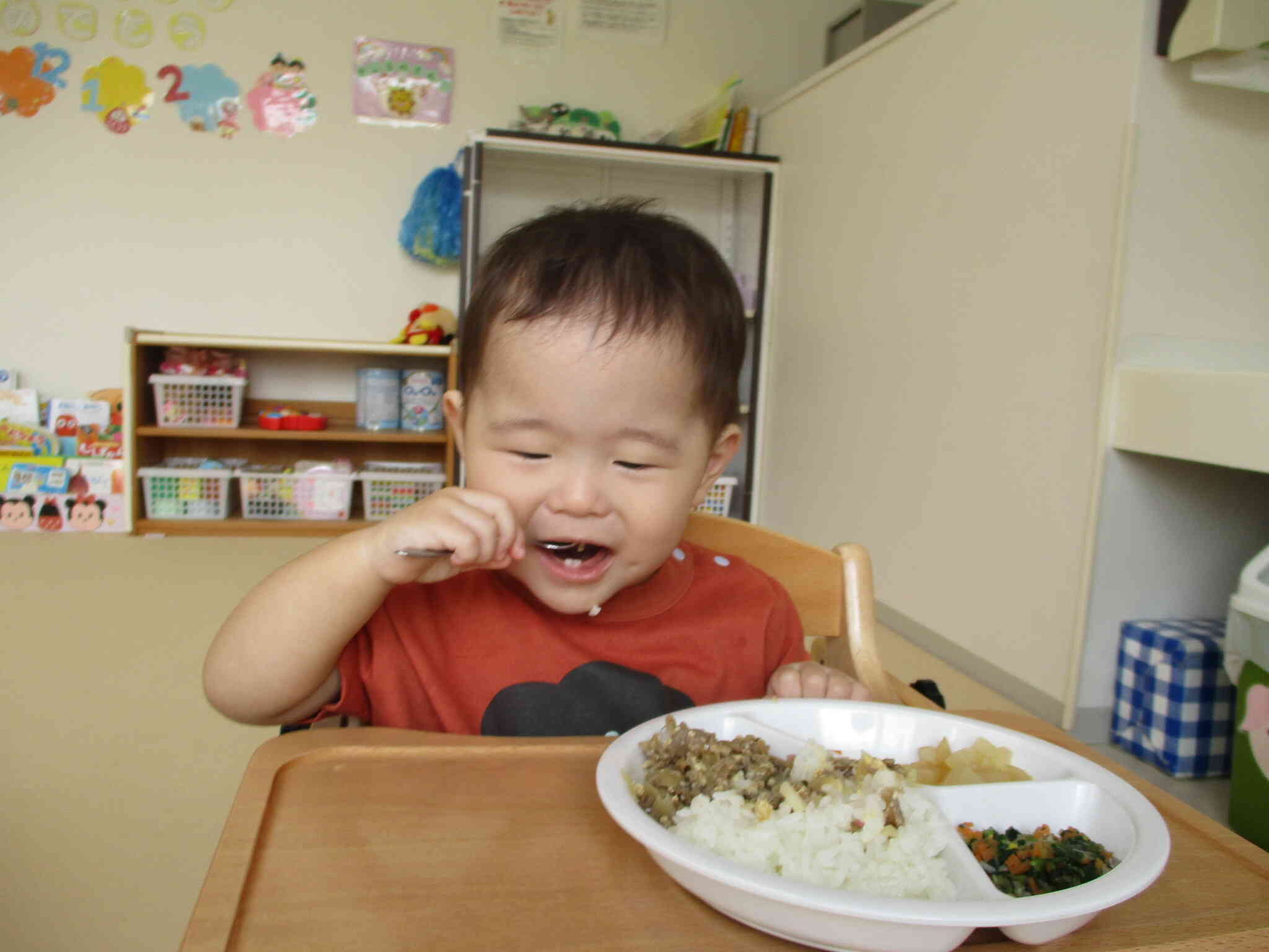 自分で食べるの楽しい！