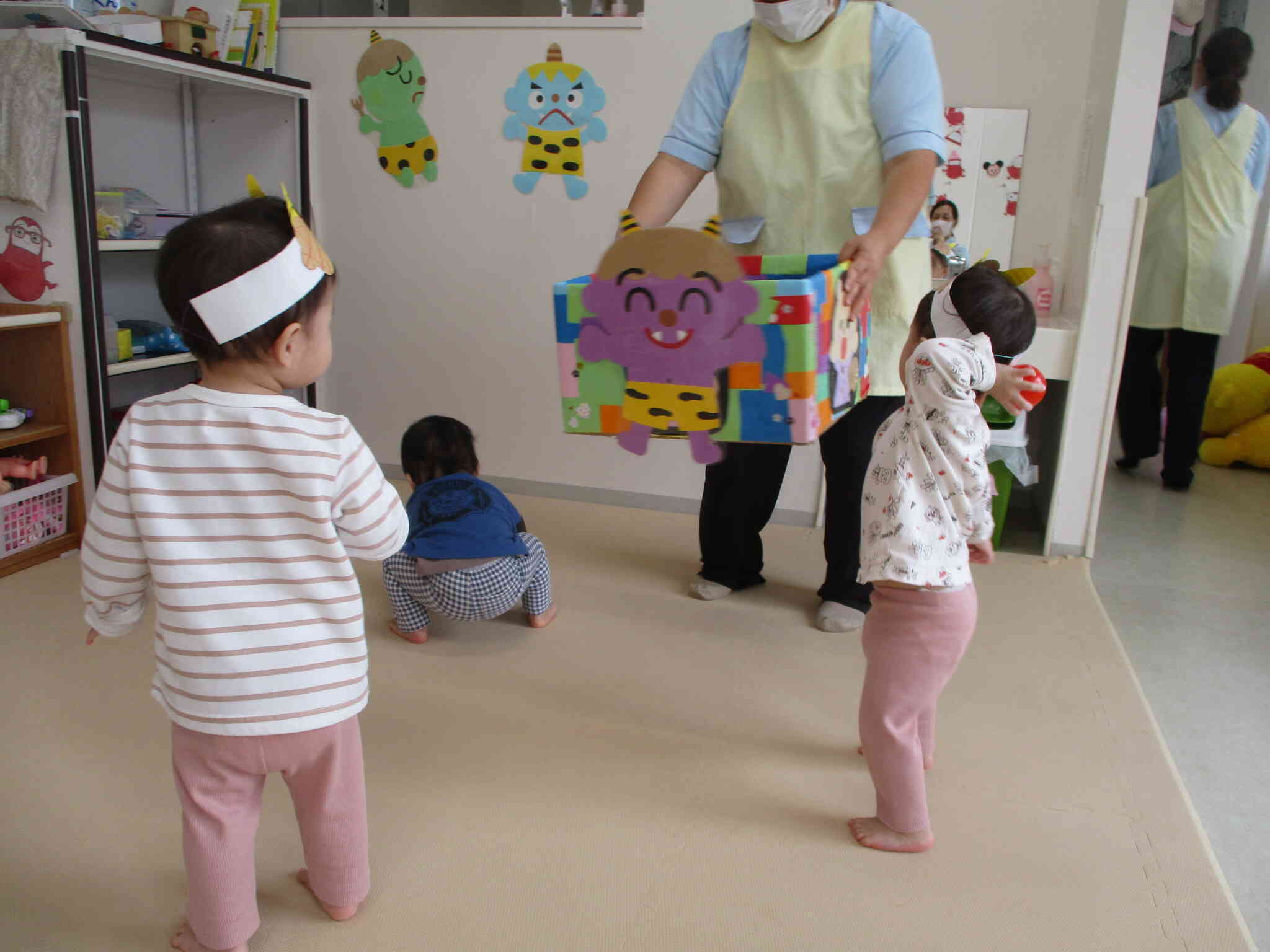 それ～！的に向かって　えいっ！