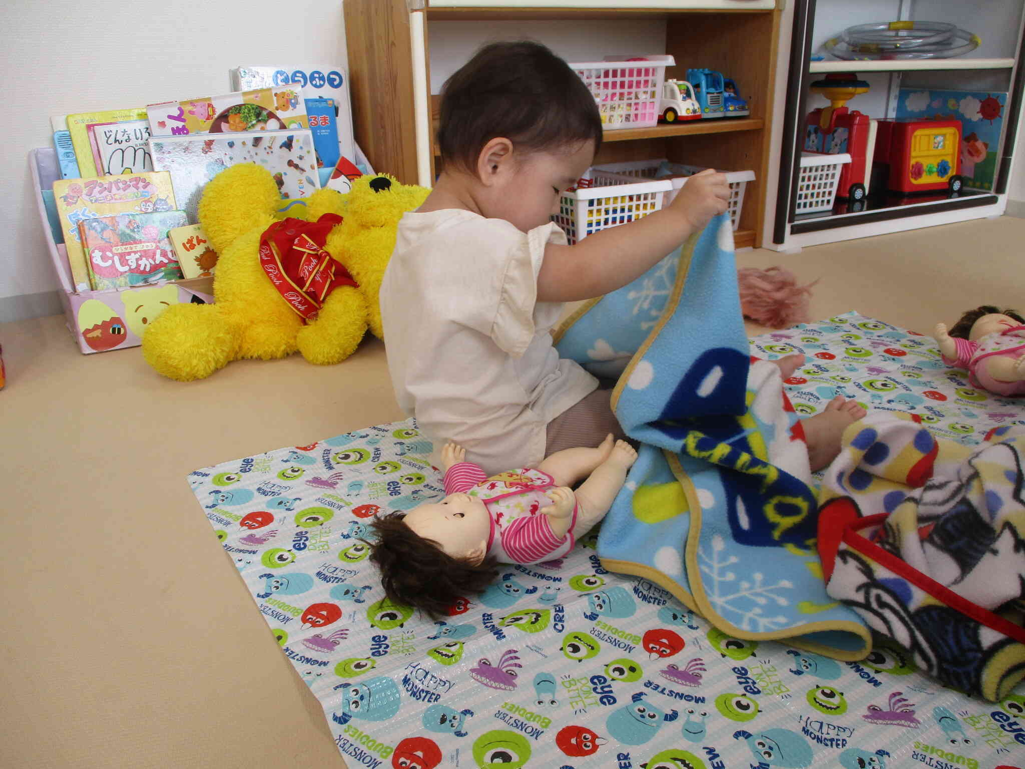 自分もお人形にも布団をかけて・・♡