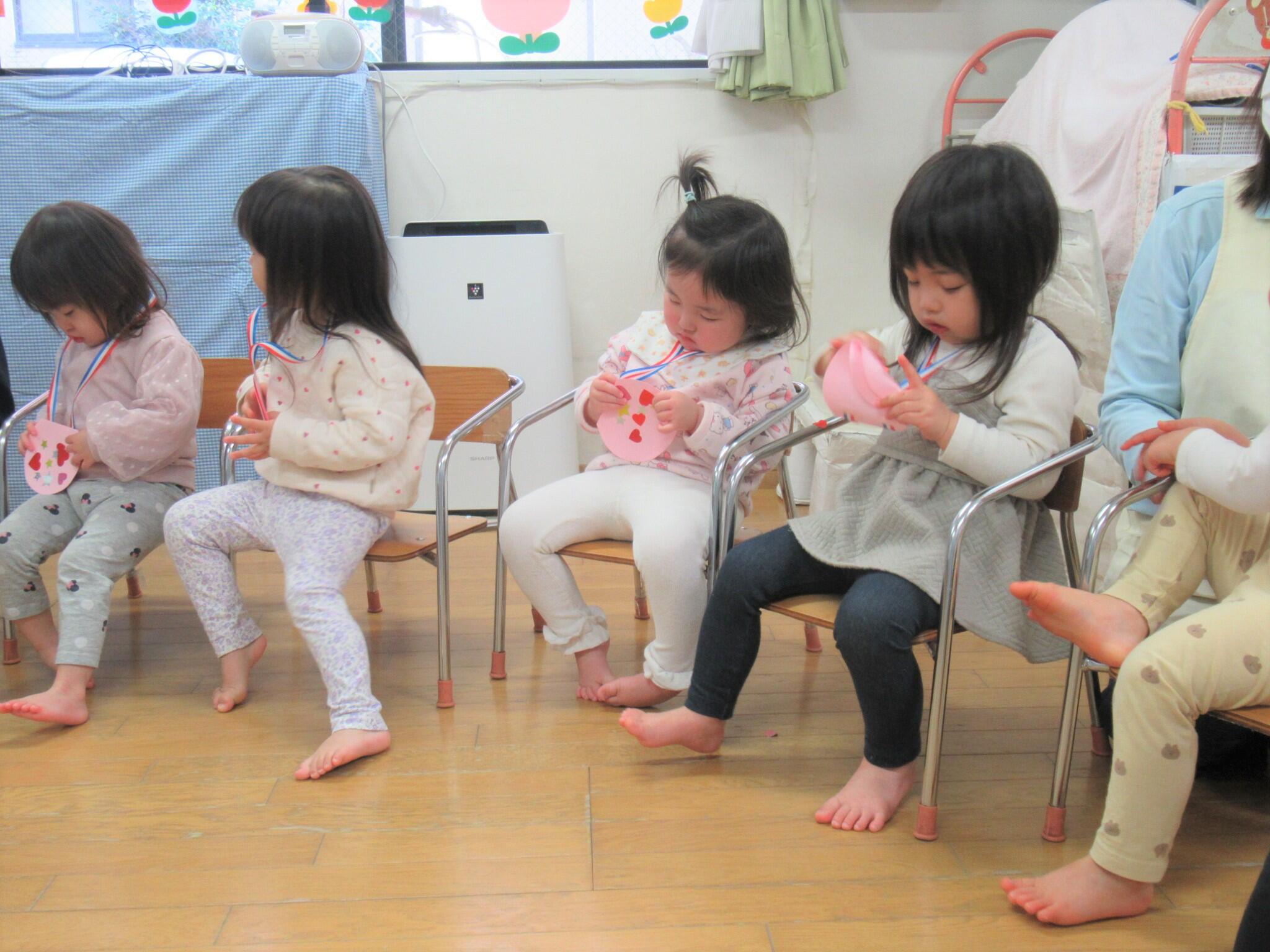4月から、きりん組(2歳児)クラスになるぱんだ組(1歳児)さんにメダル贈呈☆