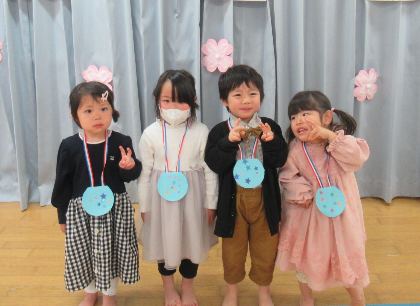 4月から、新しい保育園と幼稚園に行くきりん組（2歳児）さんにメダル贈呈☆