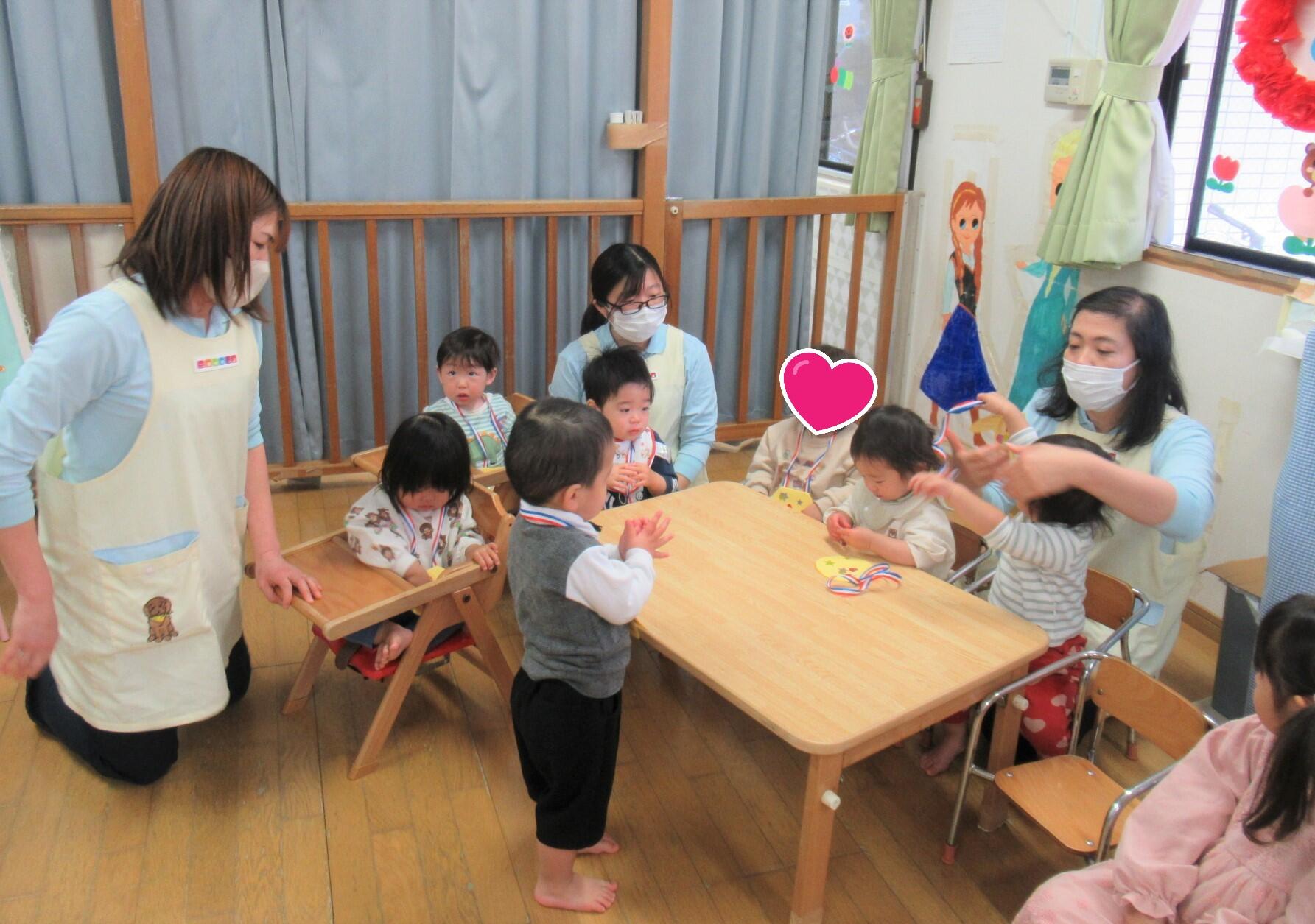 4月から、ぱんだ組(1歳児)クラスになるうさぎ組(0歳児)さんにメダル贈呈☆