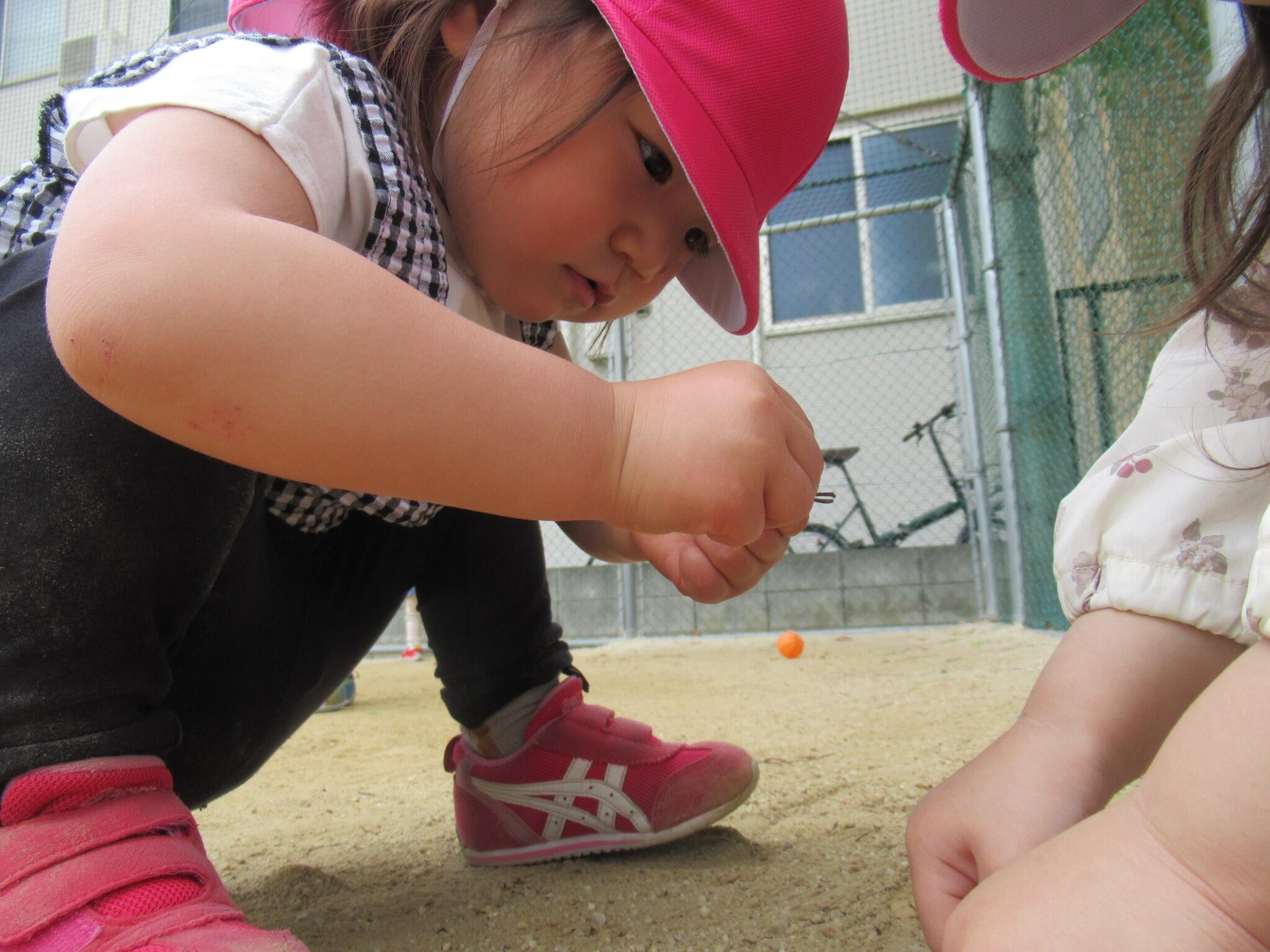 小さい棒を摘まんでザクザク…すごい集中力で遊んでいました。