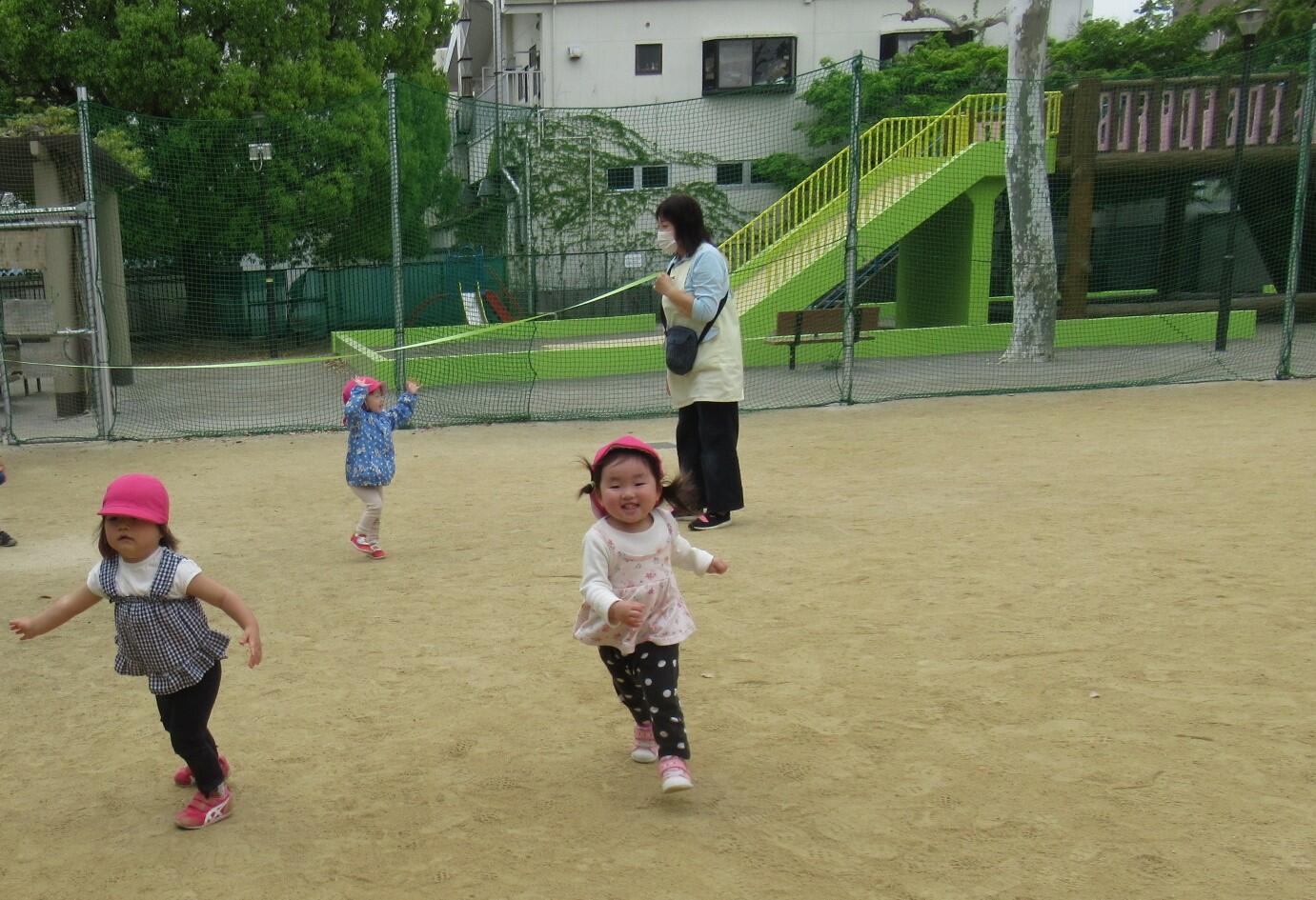 4/18きりん組（2歳児）英語レッスン後は公園へ遊びに行きました！