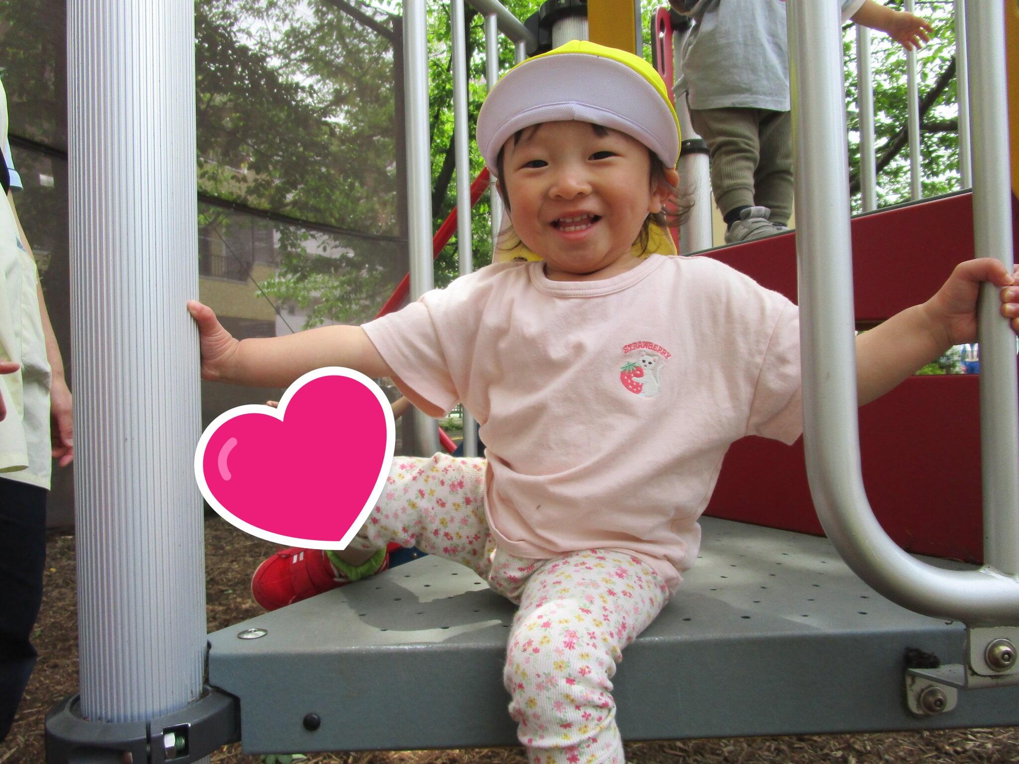 すべり台の段に腰かけて座って足ぶらぶら～♪高い場所でしたが、自分で考えて降りることができました♪