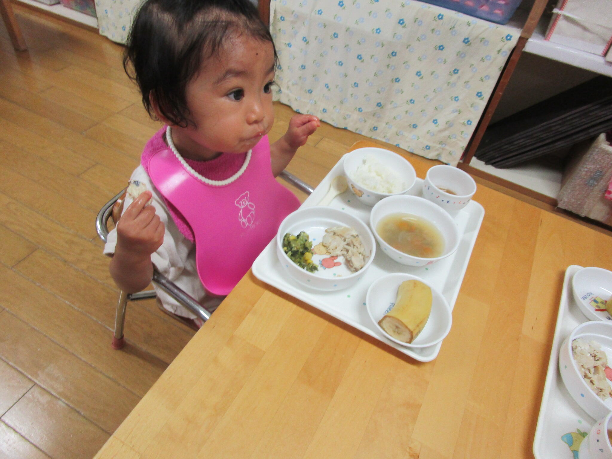 お部屋に戻ってからは給食タイム♪たくさん動いてお腹ペコペコ～！モグモグ、パクパク！美味しかったね！