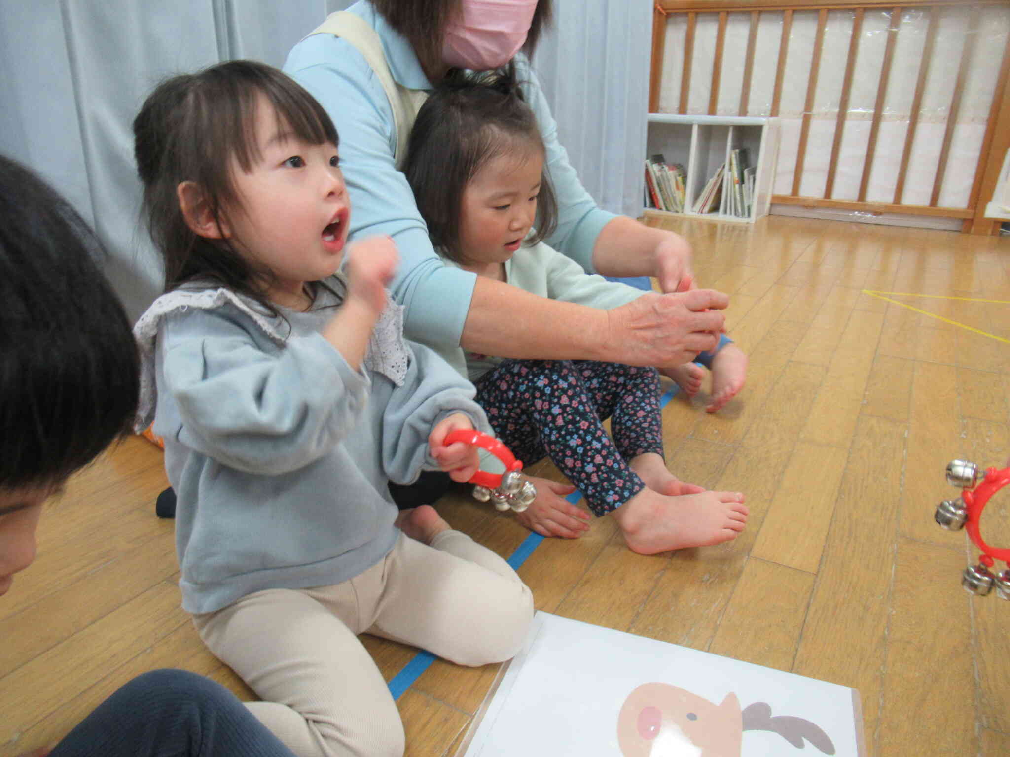 きりん組(2歳児)さんのリトミックの様子
