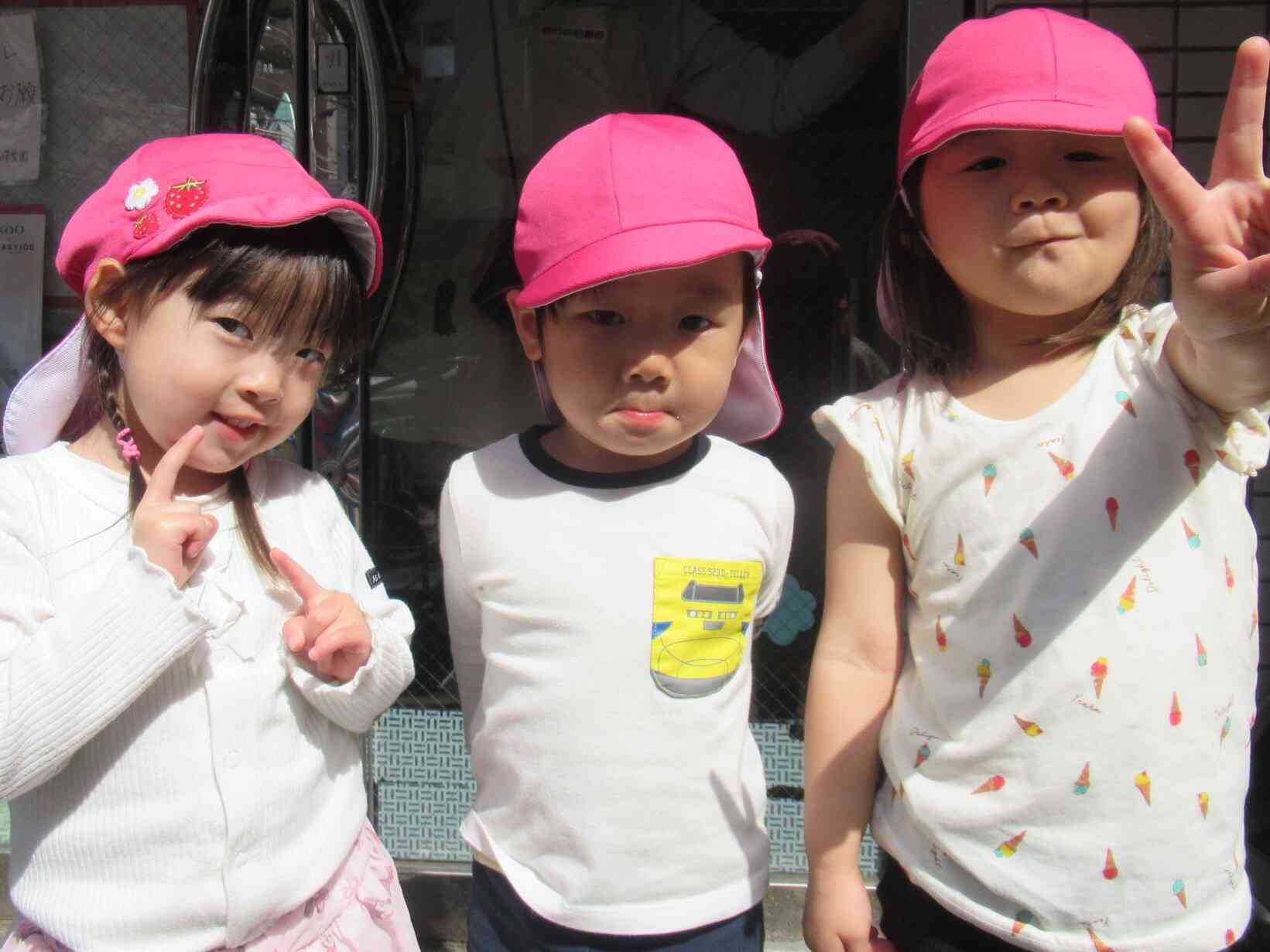 玄関の前ではいチーズ！