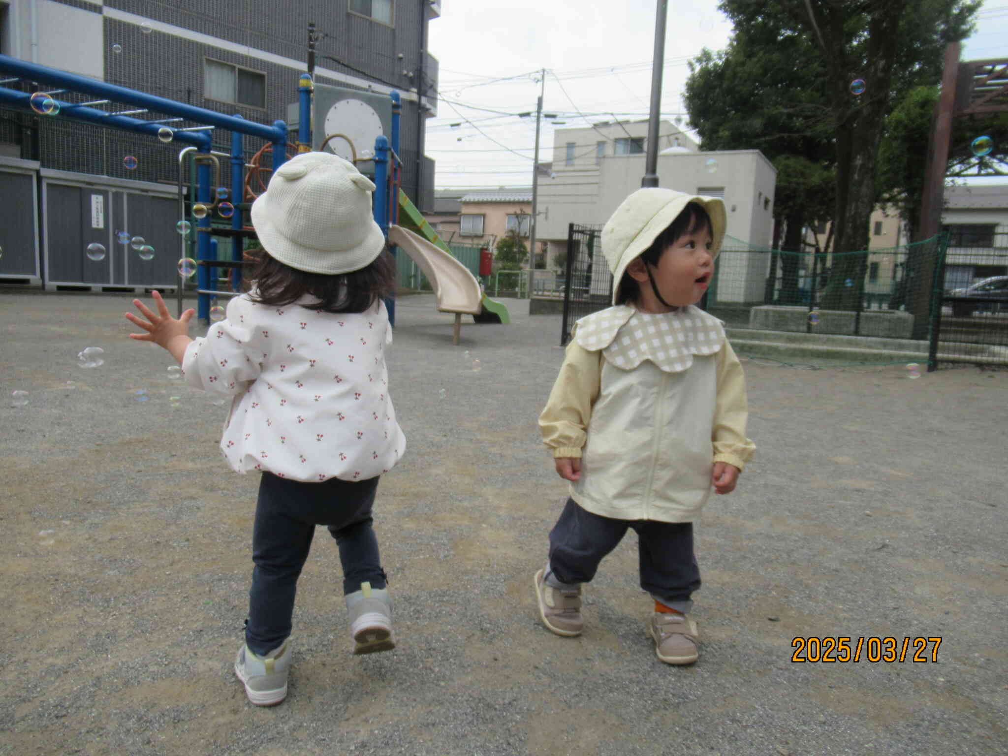 しゃぼん玉を追いかけてパチンと割るのが大好き☆