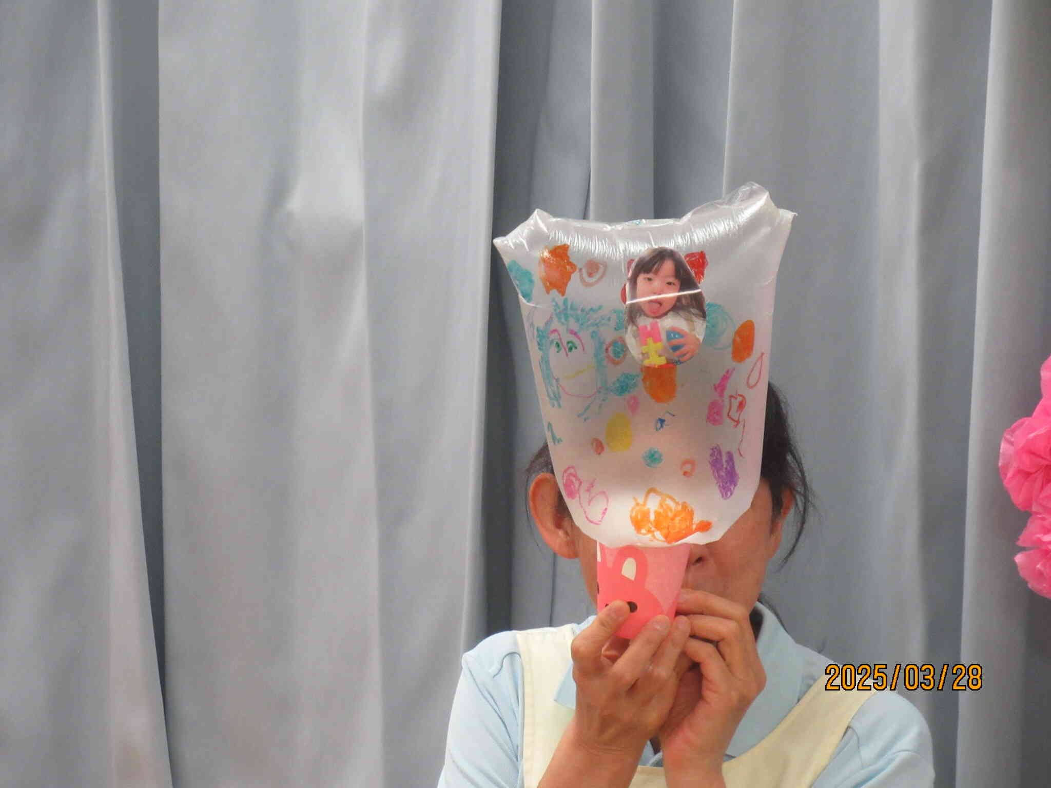 ストローから息を吹くとビニールが膨らんでいきます。こんなに大きくなったね～！