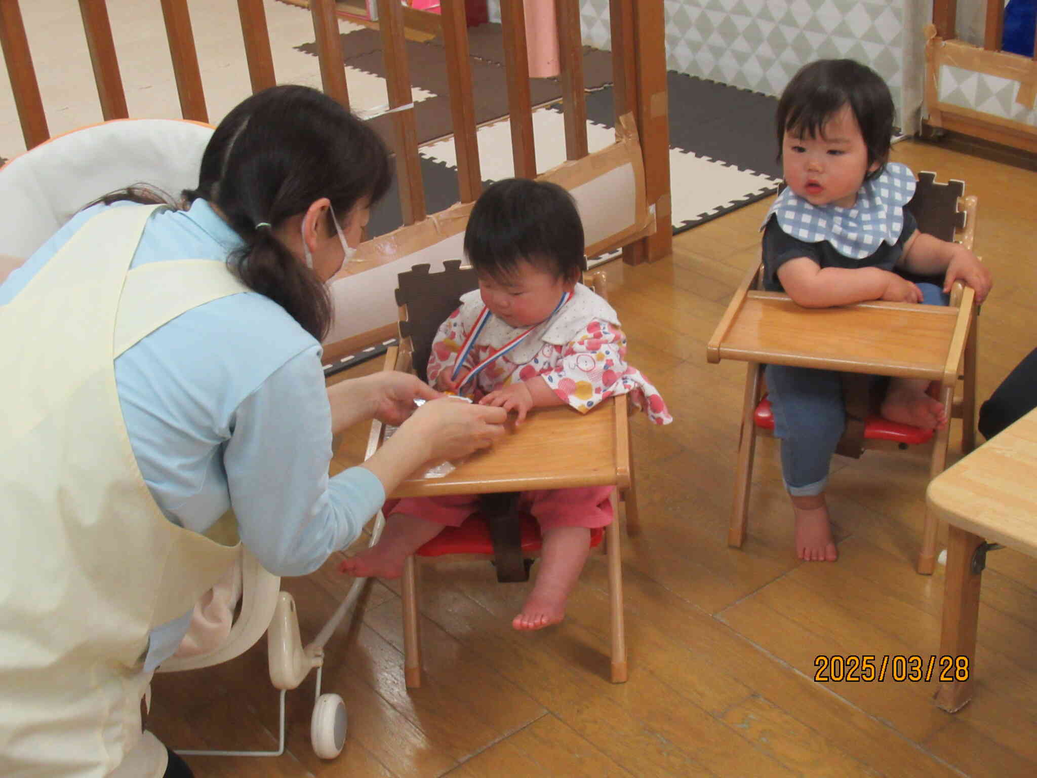 うさぎ組（0歳児）の卒園するお友だちにメダルの贈呈☆