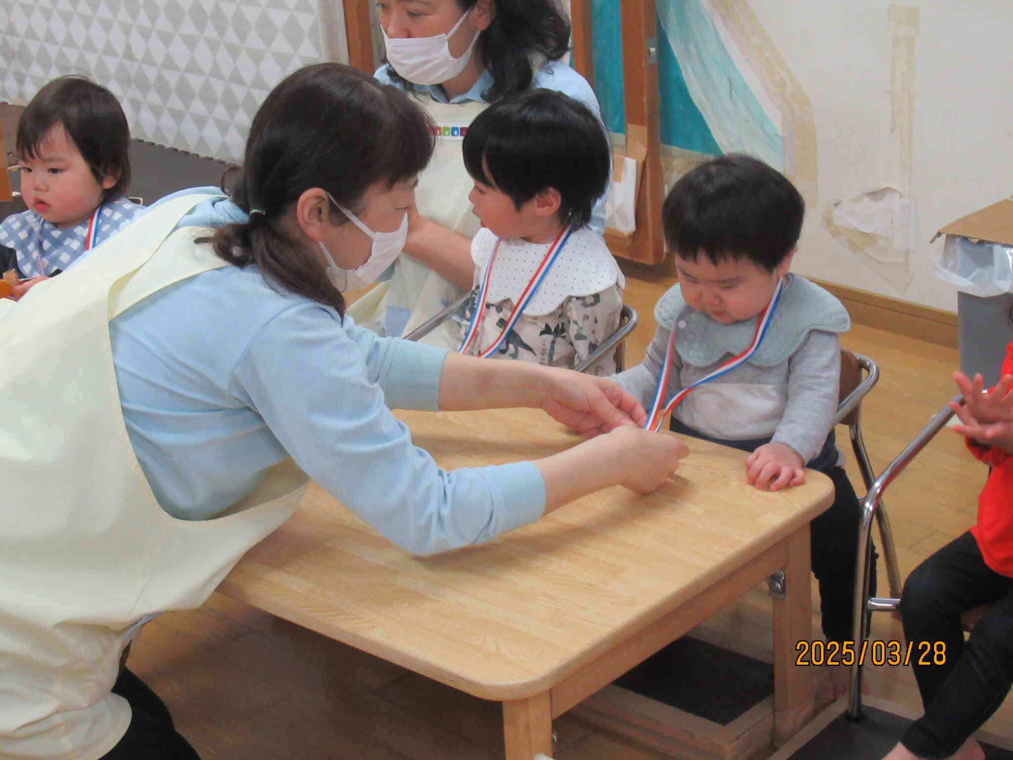 うさぎ組（0歳児）の進級するお友だちにメダル贈呈☆