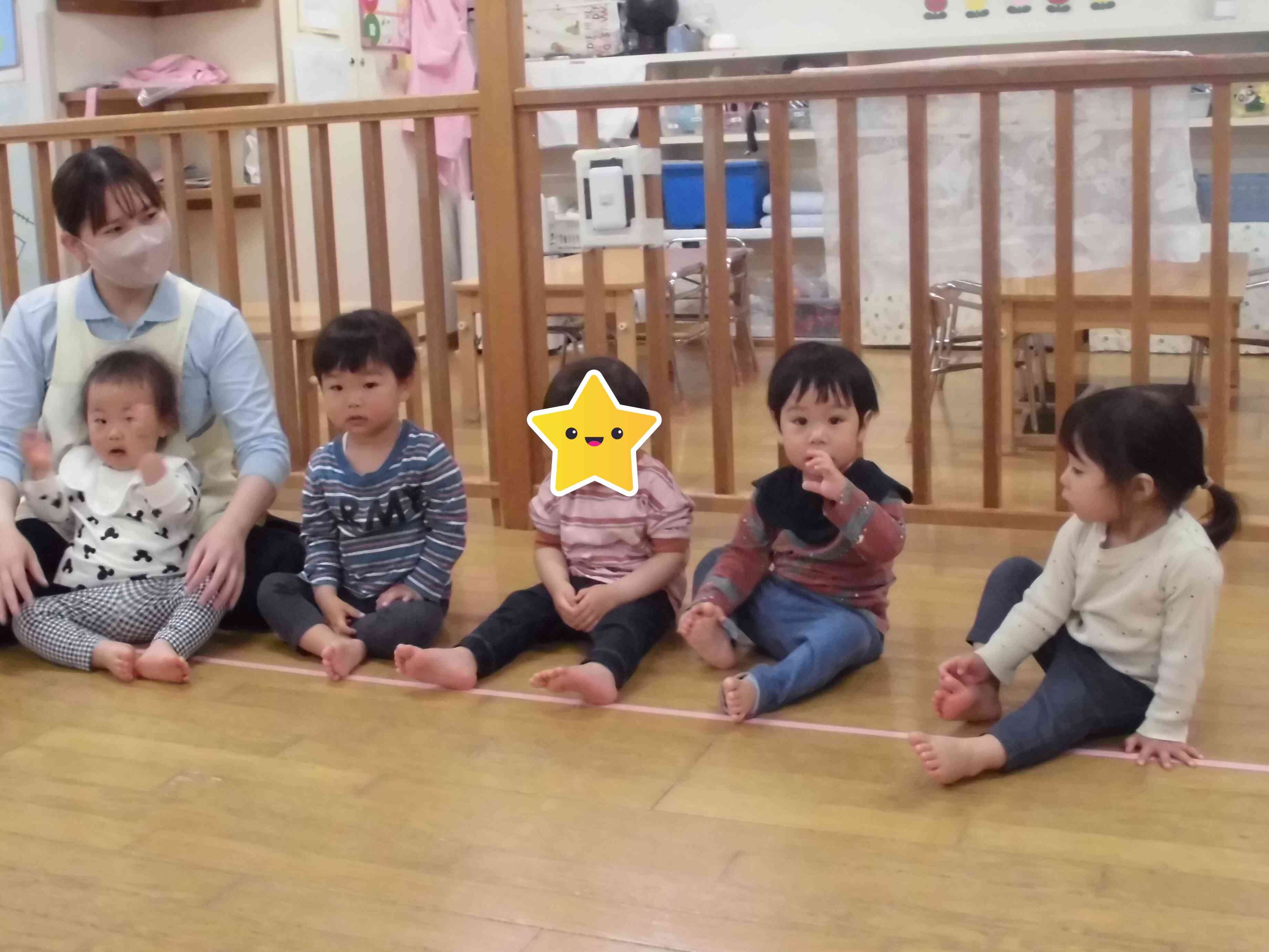 落ち着いてリトミックが始まるのを待てるようになったぱんだ組（1歳児）さん
